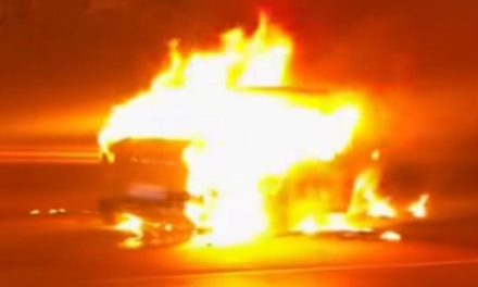 Mobil Jetour Ditabrak BMW dari Belakang, Kok Bisa Sampai Terbakar?