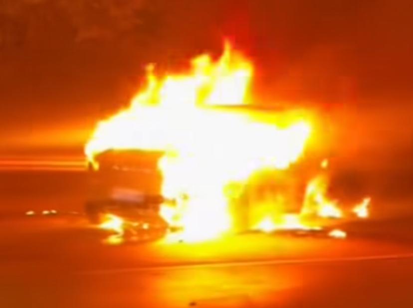 Mobil Jetour Ditabrak BMW dari Belakang, Kok Bisa Sampai Terbakar?