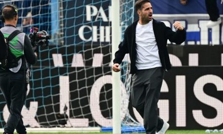 Cesc Fabregas Tersenyum Lebar Usai Amankan Tiket Eropa