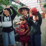 Seru Banget! Na Daehoon Ajak Trio Na Petik Stroberi Di Lembang