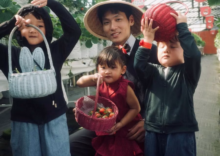 Seru Banget! Na Daehoon Ajak Trio Na Petik Stroberi Di Lembang