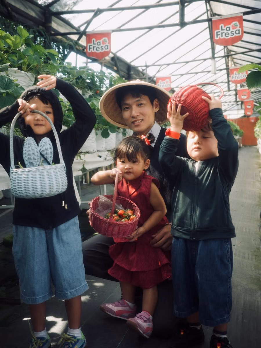 Seru Banget! Na Daehoon Ajak Trio Na Petik Stroberi Di Lembang