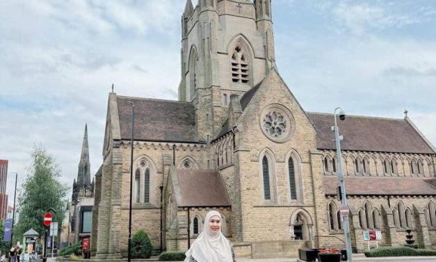 Gaya Elegan Oki Setiana Dewi Menyusuri Area University of Leeds