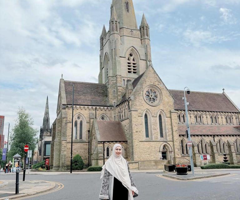 Gaya Elegan Oki Setiana Dewi Menyusuri Area University of Leeds
