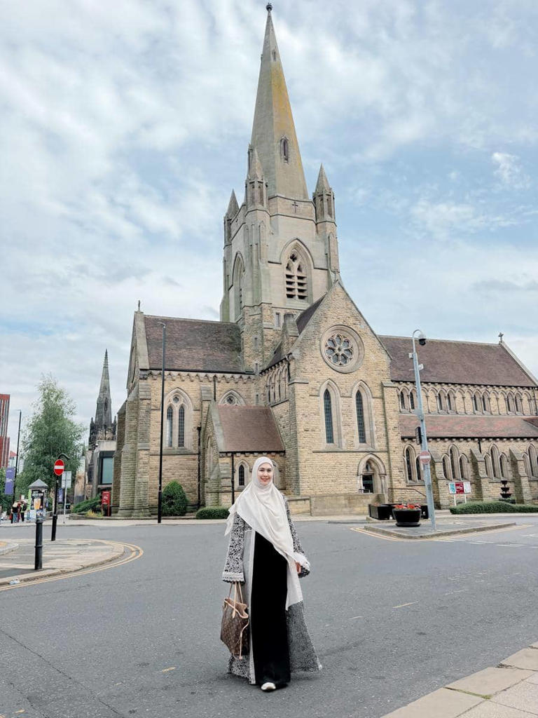 Gaya Elegan Oki Setiana Dewi Menyusuri Area University of Leeds