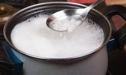 Tak Perlu Masak Ulang! Trik Bikin Nasi Lembek Kembali Pulen