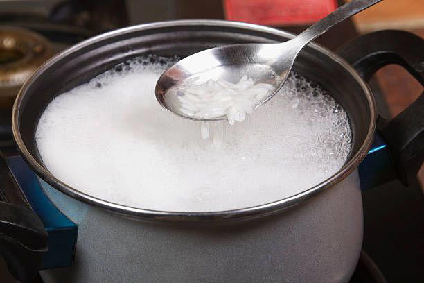Tak Perlu Masak Ulang! Trik Bikin Nasi Lembek Kembali Pulen
