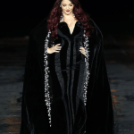 Bak Ratu! Aishwarya Rai Tampil Dramatis Di L’Oréal Paris Le Défilé