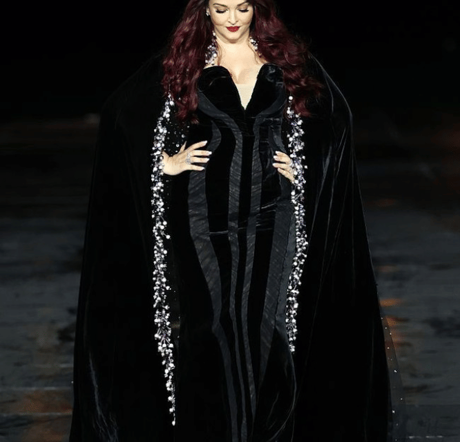 Bak Ratu! Aishwarya Rai Tampil Dramatis Di L’Oréal Paris Le Défilé