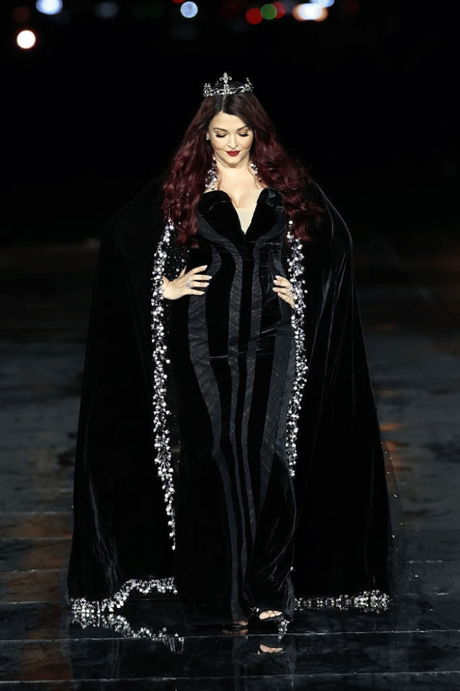 Bak Ratu! Aishwarya Rai Tampil Dramatis Di L’Oréal Paris Le Défilé