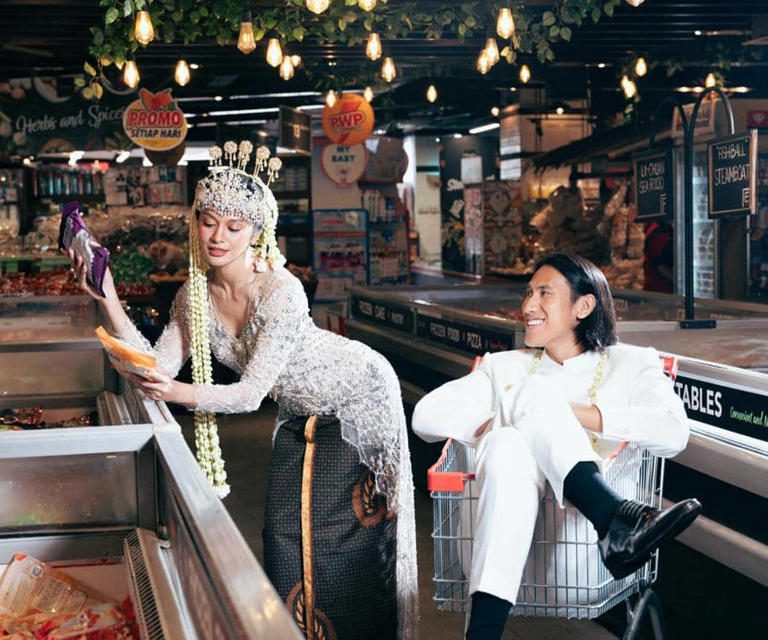Konsep Unik! Hana Malasan & Sean Pre-Wedding Di Supermarket