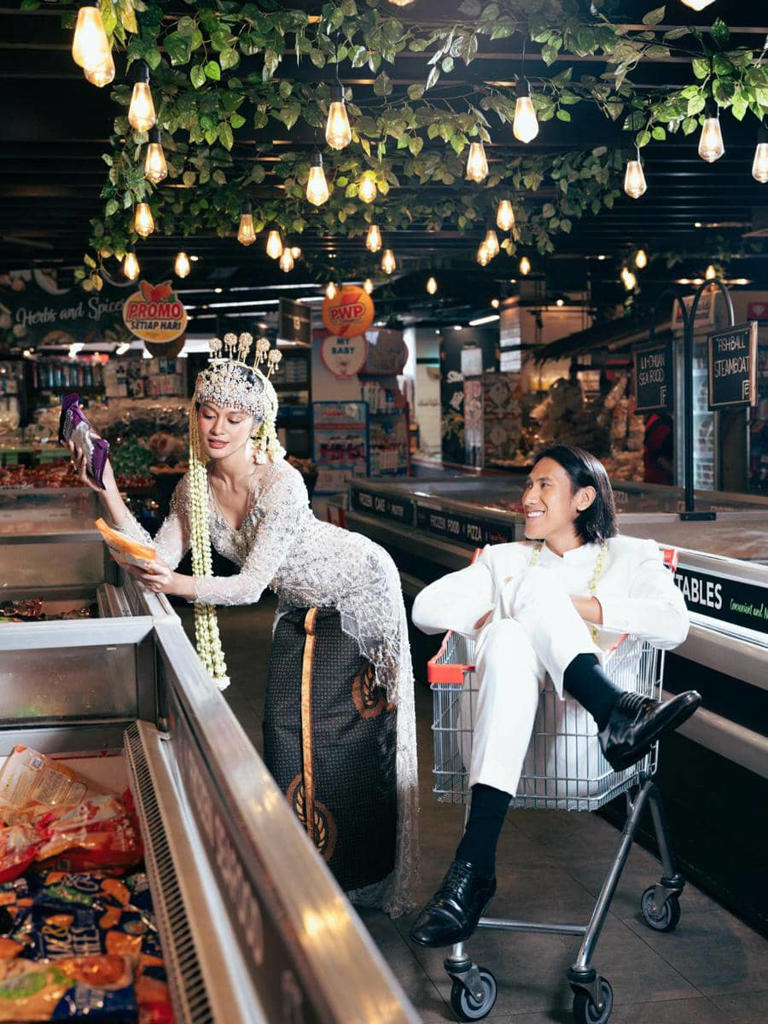 Konsep Unik! Hana Malasan & Sean Pre-Wedding Di Supermarket